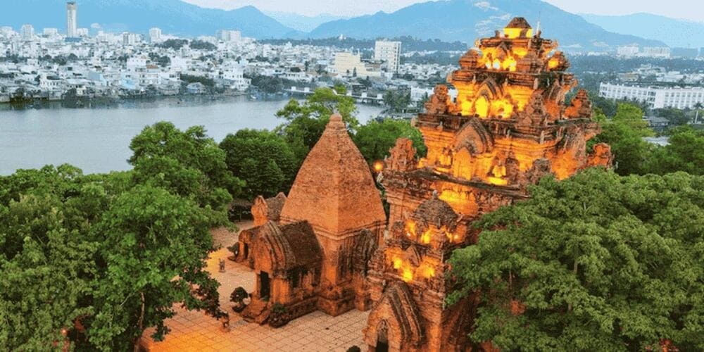 Những chi tiết kiến trúc chạm khắc tinh xảo của Tháp Bà. (Nguồn Internet)